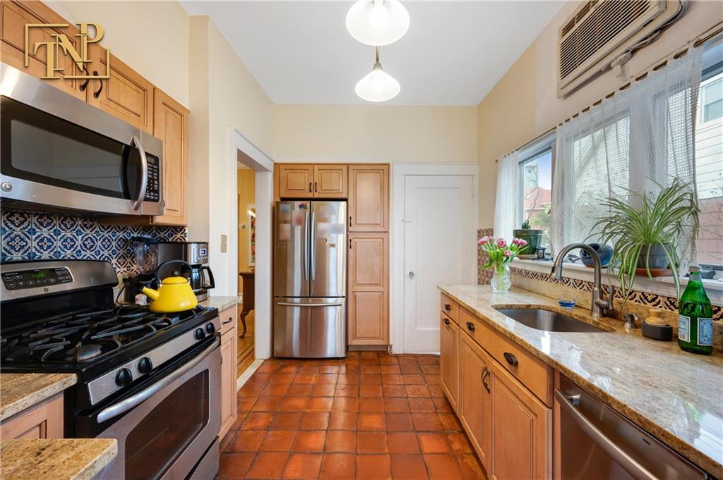 51 Amherst Manhattan Beach 11235 New York photo