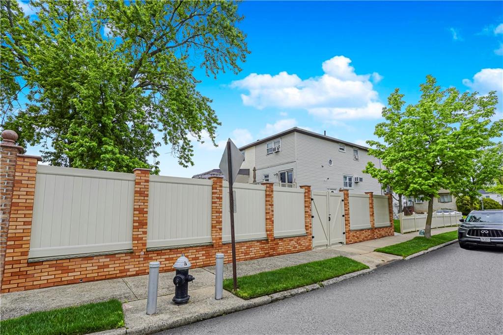 538 Naughton Dongan Hills-Below Hylan 10305 New York photo