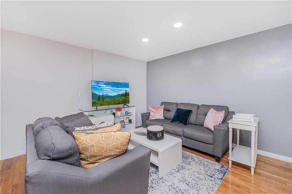 https://benbayrealty.s3.amazonaws.com/brooklynmls/494576/1JPG