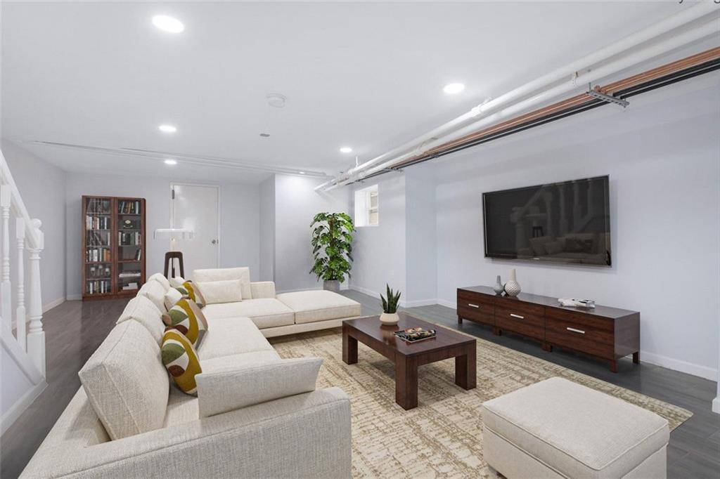 490 Van Duzer Stapleton 10304 New York photo