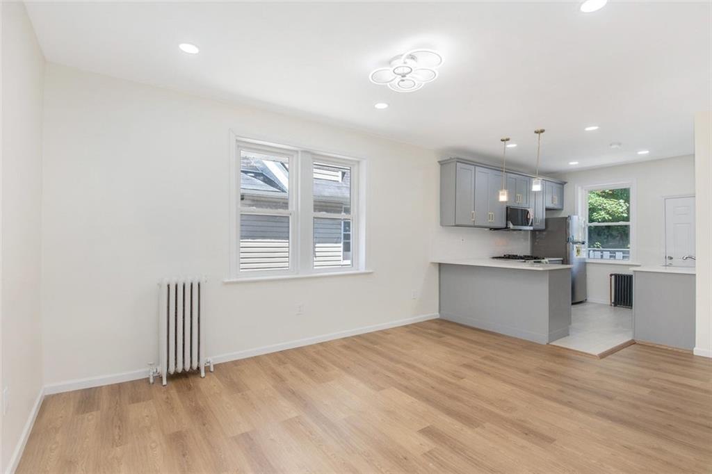 490 Van Duzer Stapleton 10304 New York photo