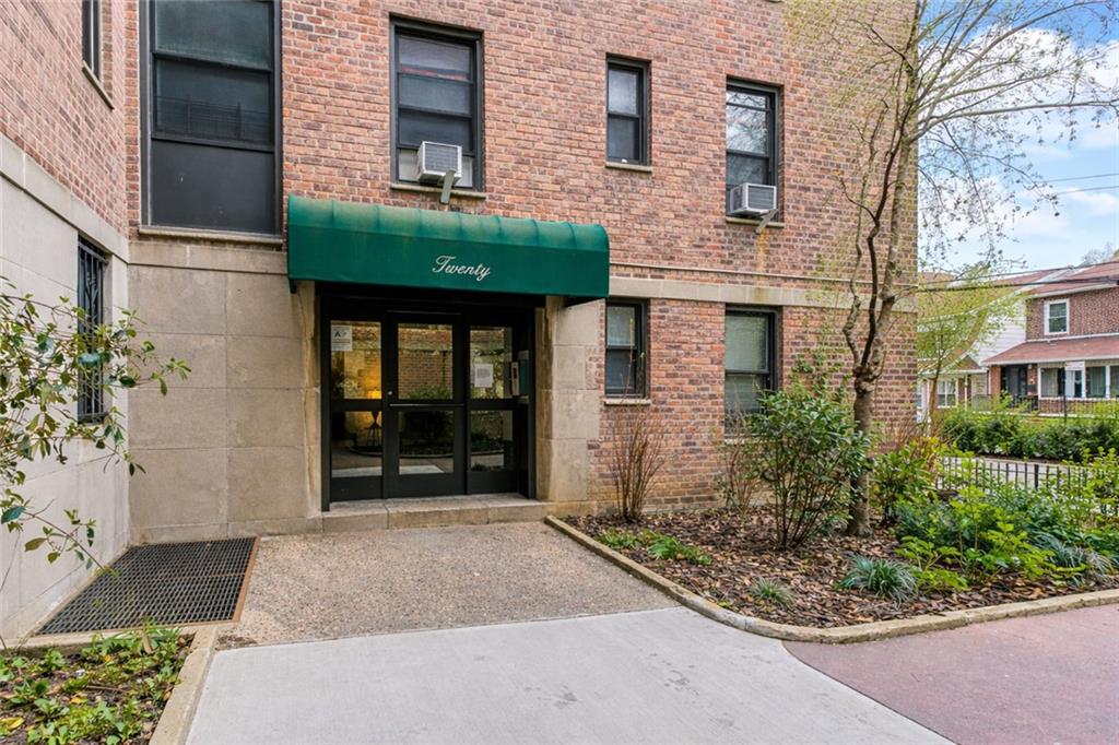 https://benbayrealty.s3.amazonaws.com/brooklynmls/500471/PhotoApr12202685108PMjpg