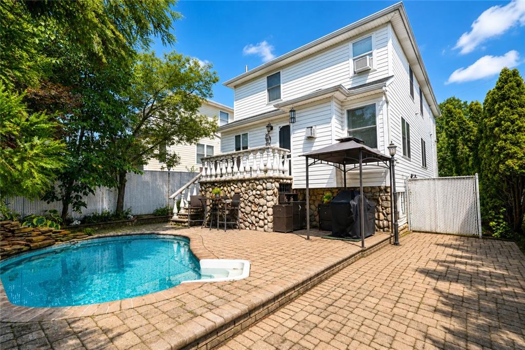61 Lion Tottenville 10307 New York photo