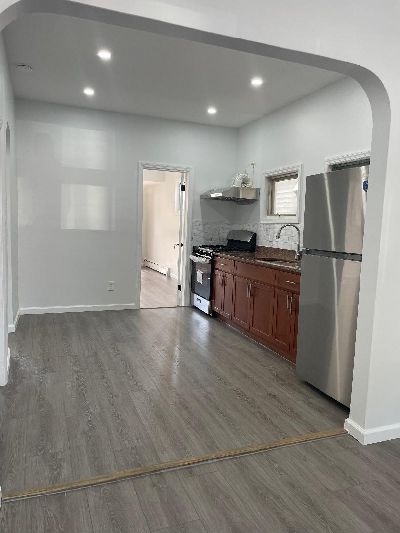 https://benbayrealty.s3.amazonaws.com/local/cms/rental-media/thumbnail-5.jpg